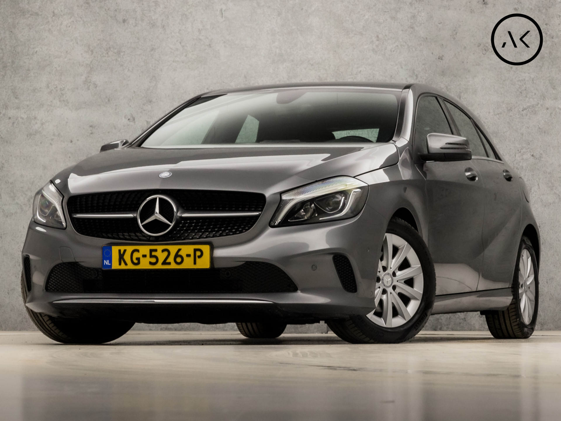 Mercedes-Benz A-Klasse 180 Sport (GROOT NAVI, STOELVERWARMING, BLUETOOTH, LEDER, CRUISE, ELEK PAKKET, SPORTSTOELEN, ZWART HEMEL, LED, KEYLESS START, PARKEERSENSOREN, NIEUWSTAAT)