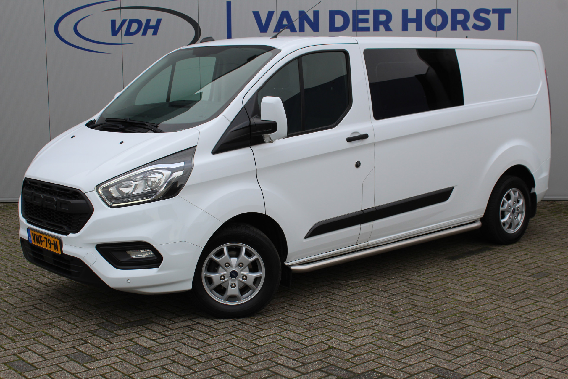 Ford Transit Custom 300 2.0-130pk TDCI L2H1 Trend Dubb. Cab., 6-pers. Nette, goed onderhouden Ford Transit Custom, slechts 77.800km ! Airco, pdc v+a, cruise cntrl, stoel-, spiegel- en voorraamverw., laadruimte bekleed, trekhaak, LM wln, privacy glass, telefoonvoorb. etc.