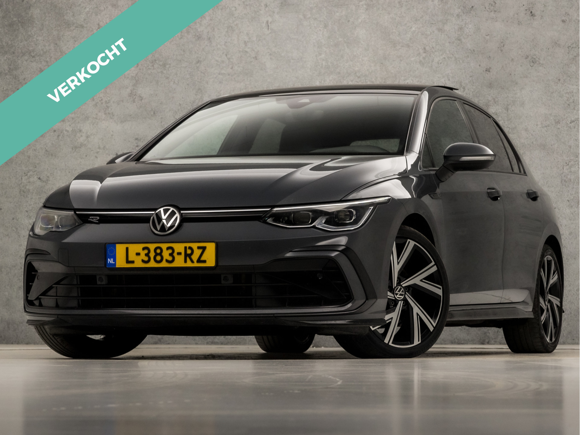 Volkswagen Golf 1.5 TSI R-Line 150Pk Automaat (STERRENHEMEL, SCHUIFDAK, KUIPSTOELEN, ALCANTARA, APPLE CARPLAY, RODE GORDELS, DYNAMISCHE KNIPPERLICHTEN, STUUR/STOELVERWARMING, KEYLESS, NIEUWSTAAT)