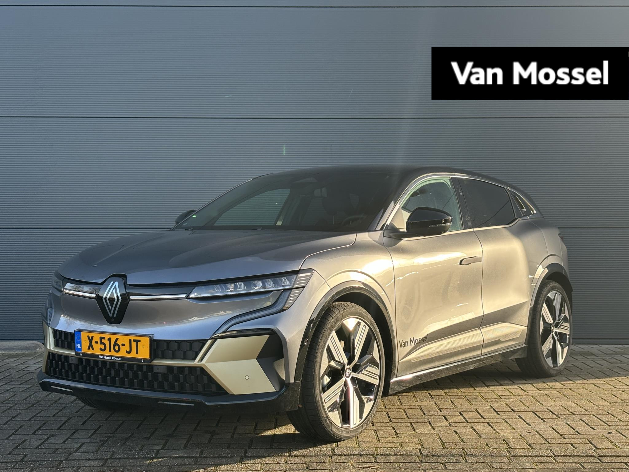 Renault Megane E-Tech EV60 220Pk Optimum Charge Iconic ||  Harman Kardon | Stoel & Stuurwielverwarming | 360 Graden Camera's | Dodehoek Detectie | Leder Interieur | 20'' Lichtmetalen Velgen | Climate Control | Navigatie