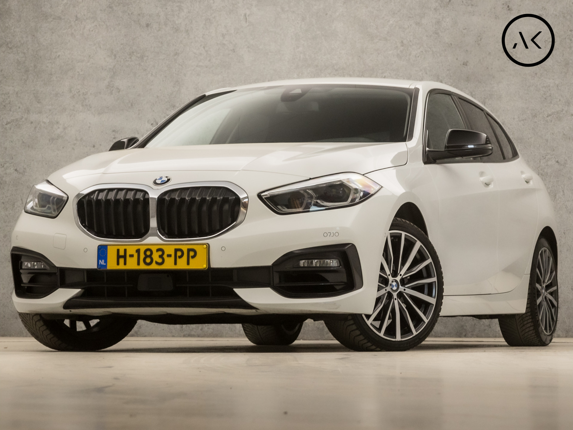 BMW 1 Serie 118i SportLine Automaat (VIRTUAL COCKPIT, APPLE CARPLAY, GROOT NAVI, STUUR/STOELVERWARMING, ADAPTIVE CRUISE, LEDER, CAMERA, SPORTSTOELEN, DAB+, GETINT GLAS, NIEUWSTAAT)