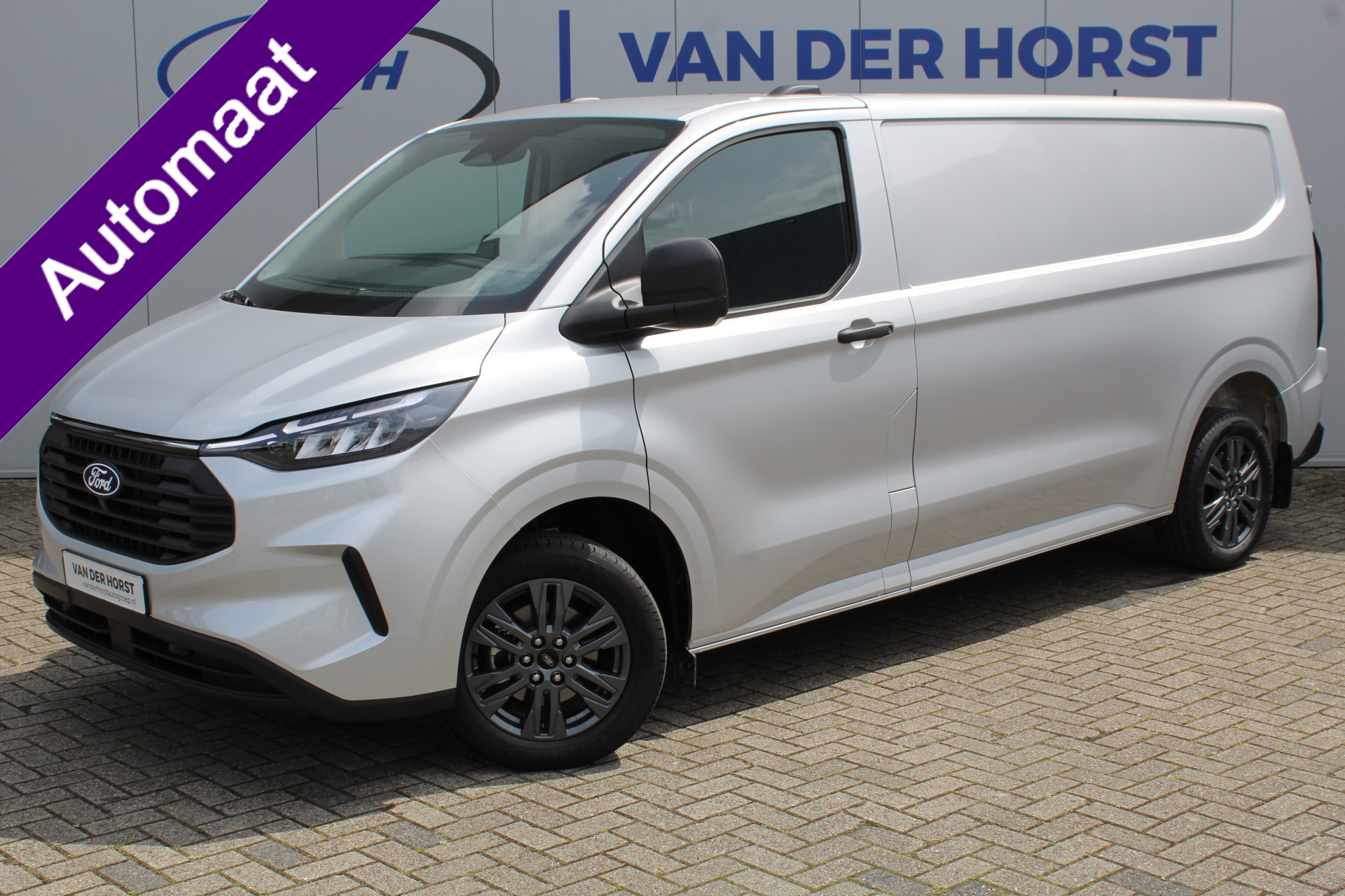 Ford Transit Custom 320 2.0-136pk TDCI L2H1 ´Trend´ AUTOMAAT ! Overtuig u van de rijkwaliteiten van dit nieuwe model Ford Transit Custom. Camera, LED koplampen, Cruise Control, Aut. Airco, Navigatie by Apple / Android, Voorraam verwarmd, Metallic lak etc.