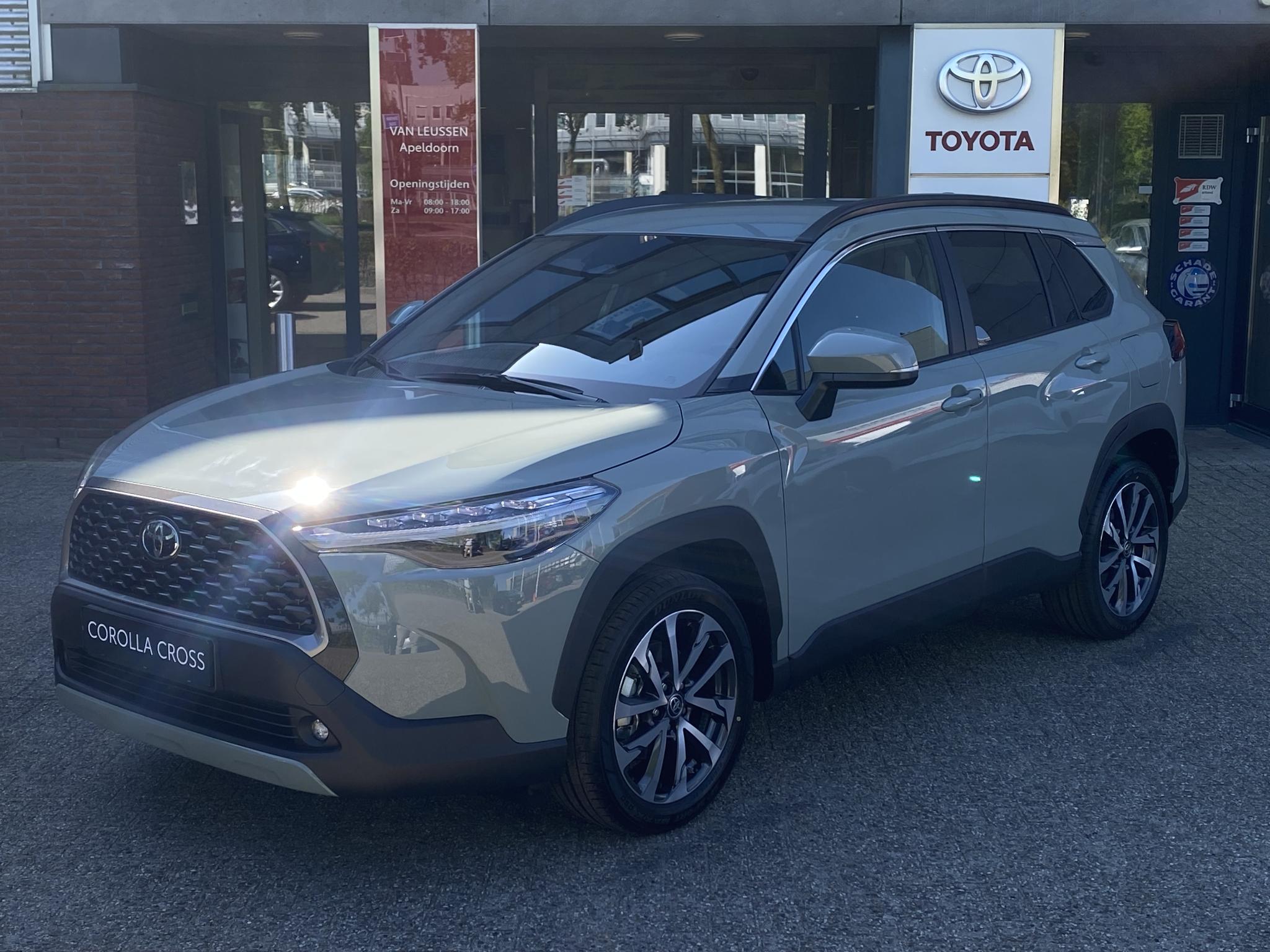 Toyota Corolla Cross HYBRID 200 STYLE STOELVERW KEYLESS PRIVACY-GLASS BLIND-SPOT EL-ACHTERKLEP NIEUW! DIRECT LEVERBAAR