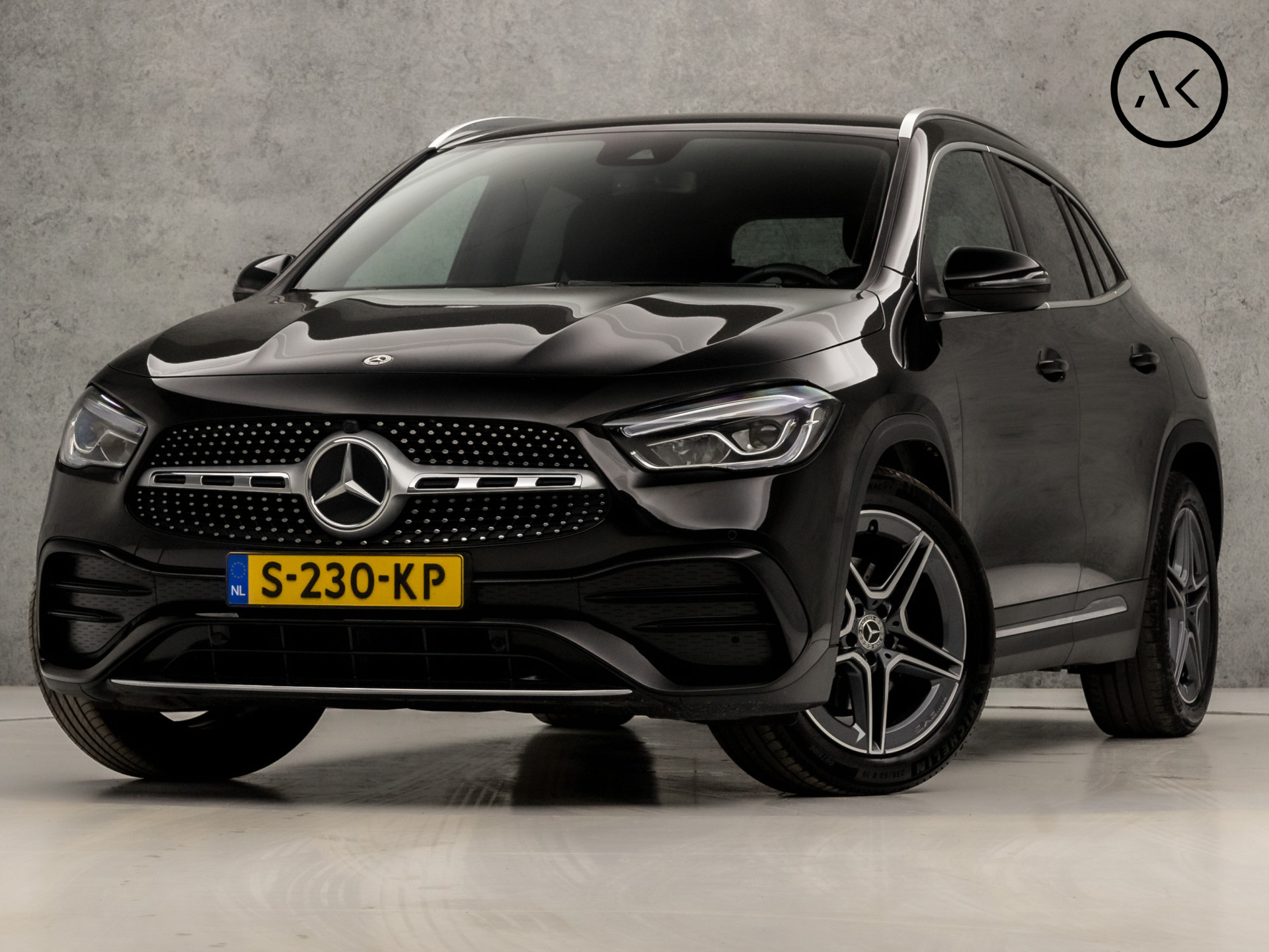 Mercedes-Benz GLA 180 AMG Line Sport Automaat (DAB+, CAMERA, NAVIGATIE, RODE STIKSELS, ALCANTARA/LEDER, SPORTSTOELEN, ZWART HEMEL, STOELVERWARMING, GETINT GLAS, XENON, DIAMOND GRILL, NIEUWSTAAT)