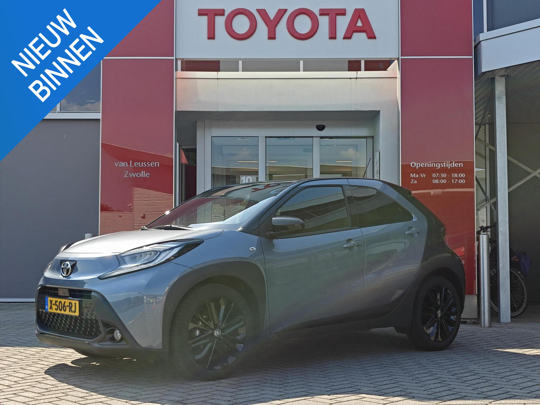 Toyota Aygo X PREMIUM TREKHAAK NAVI STOELVERW LEDER APPLE/ANDROID PARKSENS KEYLESS 18" LM-VELGEN